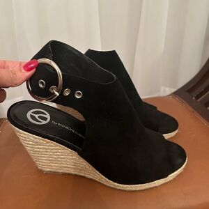 Wishbone peep toe platform suede shoe.